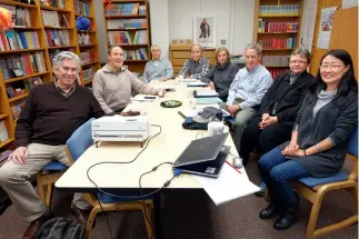  ??  ?? Reunión de los miembros del club de literatura china en el Instituto Confucio de la Universida­d George Mason a finales de 2014. Algunos de ellos tienen la capacidad de leer obras literarias de apreciados escritores chinos.