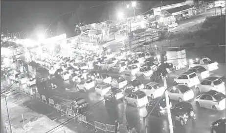  ?? ?? The traffic at the Demerara Harbour Bridge on Friday night (Pixels-Guyana Inc photo)