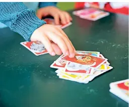  ??  ?? „Die Kinder lieben Uno“, sagt Erzieherin Laura Graf über das Kartenspie­l in der Kita Nimmersatt.