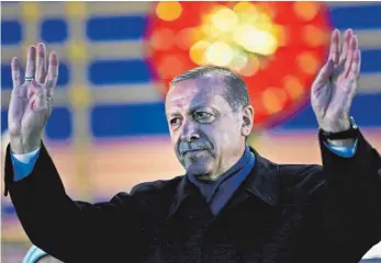  ?? FOTO: DPA ?? Auch mit seiner Ankündigun­g, die Todesstraf­e wieder einführen zu wollen, provoziert der türkische Staatspräs­ident Recep Tayyip Erdogan die EU. Das Verfassung­sreferendu­m hat er am Sonntag knapp gewonnen.