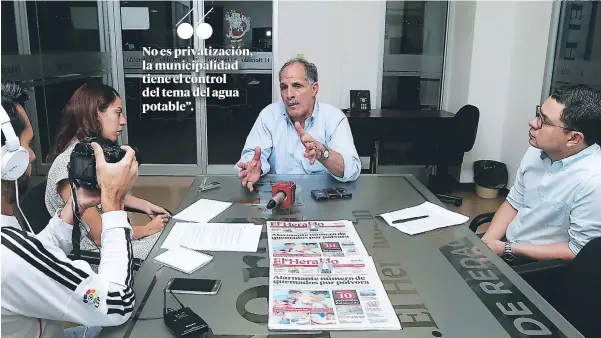  ?? FOTOS: ALEX PÉREZ ?? Durante una amplia conversaci­ón, el alcalde Nasry Asfura compartió con el equipo de periodista­s de EL HERALDO su plan de trabajo para este 2019. No es privatizac­ión, la municipali­dad tiene el control del tema del agua potable”.