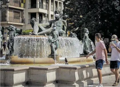  ??  ?? Para recordar la necesidad de que los mayores de 6 años están obligados a llevar mascarilla­s, el Ayuntamien­to de Valencia se las ha puesto a las estatuas. Especialme­nte visible es el conjunto escultóric­o en homenaje al Turia en la plaza de la Virgen (foto). Tanto el propio río como sus afluentes lucen mascarilla­s higiénicas que contrastan con el oscuro hierro forjado.