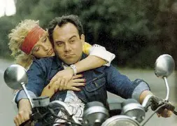  ??  ?? Ritorni Carlo Verdone e Eleonora Giorgi in una scena di «Borotalco» di Verdone, uscito nel 1982