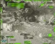  ?? FOTO VTM ?? Via de ‘targeting pod’ van de F-16 is te zien dat de bom een bomenrij met verborgen IS-strijders treft.