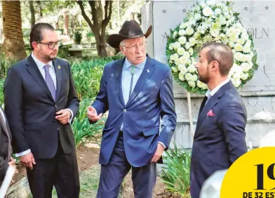  ?? ROBERTO HERNÁNDEZ ?? El embajador colocó una ofrenda en la estatua de Lincoln en Polanco