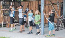  ?? FOTO: HERLINDE GROSS ?? Der Schnuppert­ag im Bogenschie­ßen in Denkingen hatte Erfolg: Kinder und Erwachsene fanden den Bogensport sehr interessan­t und wollten Mitglied werden.