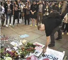  ??  ?? Evento. Ayer miles de personas asistieron a una vigilia en el centro de Manchester (Reino Unido) en homenaje a las víctimas del atentado suicida a la salida de un concierto lleno de jóvenes.