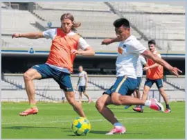  ??  ?? Jesús Gallardo intenta mandar un pase en un entrenamie­nto de los Pumas.