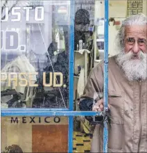  ?? EL PAÍS ?? México. Don Manuel Ibarra, en la puerta de su centenaria peluquería.