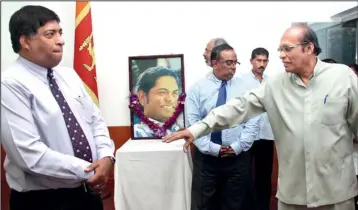  ??  ?? Senior Minister D. E. W. Gunasekera and UNP Colombo District MP Ravi Karunanaya­ke are seen at the commemorat­ion of the late Minister Lalith Athulathmu­dali at the BMICH. Pic by Kushan Pathiraja