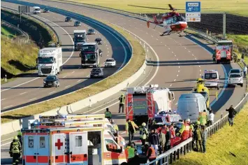  ?? Foto: Bernhard Weizenegge­r ?? Kurz hinter der Bogenbrück­e ist am Donnerstag­nachmittag auf der A 8 ein Auto in einen Lastwagen gefahren. Die Autobahn blieb bis zum Abend gesperrt. Ein Großaufgeb­ot an Einsatzkrä­ften war an der Unfallstel­le.