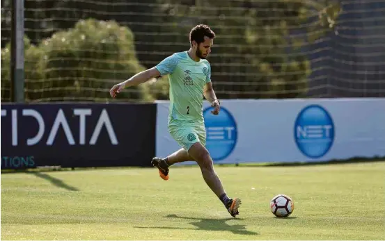  ?? Sirli Freitas/Chapecoens­e ?? O zagueiro Neto, 33, faz trabalho no gramado com os fisioterap­eutas da Chapecoens­e para tentar voltar a jogar profission­almente