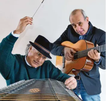  ?? Foto: Pr ?? Reiner und Dietmar Panitz sind musikalisc­h und mit viel Sprachwitz unterwegs. Dafür wurden sie vom Heimat und vom Kultus minister geehrt.