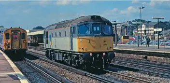  ??  ?? No. 33064 running light engine at Ashfordin June 1990. The locomotive­is in Railfreigh­ttwo-tone grey with Constructi­onsub-sectormark­ings.