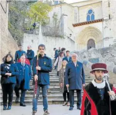  ?? ?? La corporació­n vuelve de San Pedro hacia el ayuntamien­to.