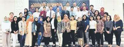  ??  ?? TINGKAT PELANCONGA­N: Delegasi Sarawak dan Indonesia merakam kenangan bersama semasa Sesi Perniagaan Sarawak di Jogjakarta.
