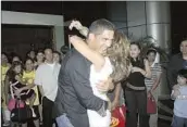  ?? Paul Mata ?? DAVID BUNEVACZ hugs his wife, Jessica, during a 2007 show business event in the Philippine­s.