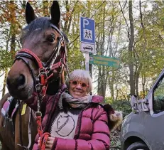  ?? FOTO. JOBU ?? Reiterin Ingrid Scherpers ist verärgert, dass Reiter ihre Wege im Grenzwald nicht mehr erreichen können, weil Parkplätze für Anhänger fehlen.