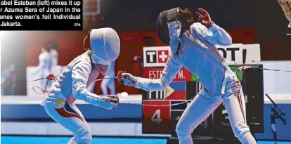  ?? EPA ?? Maxine Isabel Esteban (left) mixes it up with taller Azuma Sera of Japan in the Asian Games women’s foil Individual match in Jakarta.