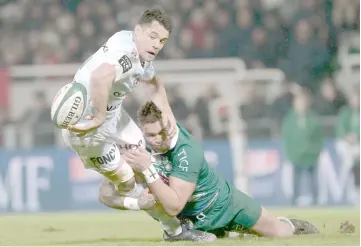  ?? — AFP photo ?? File photo shows Racing’s New Zealander fly-half Dan Carter (left) passes the ball during the French Top 14 rugby union match between Pau and Racing 92 at the Hameau Stadium in Pau.