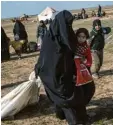  ?? Foto: Chris McGrath, Getty Images ?? Zivilisten fliehen aus der IS-Hochburg Baghuz.
