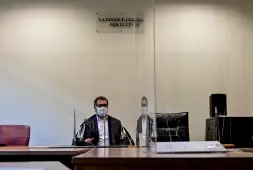  ??  ?? Gli schermi Sopra, una delle aule del tribunale di Vicenza allestite con le pareti trasparent­i A sinistra il giudice Massimo Zampese in un’altra delle aule «schermate»
