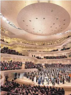  ?? FOTO: DPA ?? Die Architektu­r der Hamburger Elbphilhar­monie ist genial und die Akustik hält, was man sich von ihr versproche­n hat.