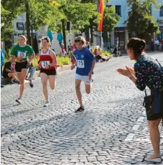  ??  ?? Egal ob an der Spitze oder im Mittelfeld – die Läufer konnten sich der Unterstütz­ung durch die Zuschauer sicher sein.