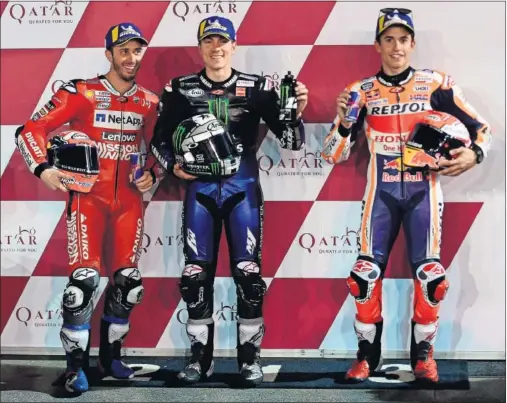  ??  ?? ‘PODIO’. Maverick Viñales (en el medio de la foto) se llevó la pole en Qatar, tras él terminaron Dovizioso (izquierda) y Márquez (derecha).