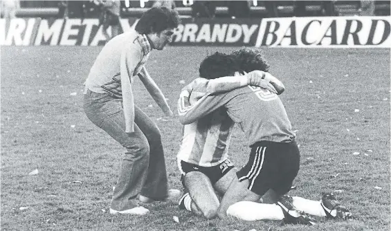  ?? RICARDO ALFIERI ?? El abrazo del alma. La conmovedor­a foto de Ricardo Alfieri, durante el Mundial que ganó la Argentina en 1978.