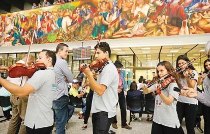  ?? FOTO CORTESÍA ALCALDÍA ?? Al primer piso de la sede de la Alcaldía, en La Alpujarra, llegaron los alumnos de las Escuelas de Música a ofrecerles serenata a los ciudadanos que pagaban impuestos.