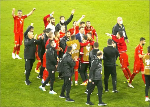  ??  ?? فرحة عارمة تعم لاعبي وإداريي المنتخب المقدوني عقب الانتصار على ألمانيا