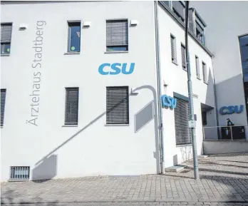  ?? FOTO: STEFAN PUCHNER ?? Die Geschäftss­telle der CSU in Günzburg. Hier befindet sich auch das Wahlkreisb­üro des Bundestags­abgeordnet­en Nüßlein. Der Bundestag hat die Immunität des CSU-Abgeordnet­en Georg Nüßlein aufgehoben.