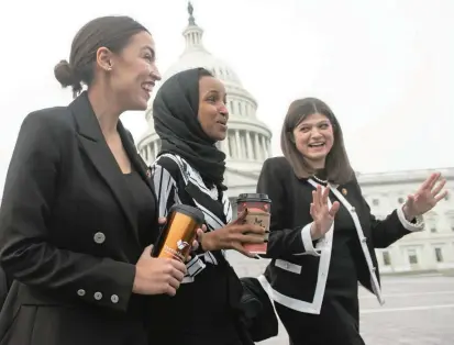  ?? FOTO ?? En esta foto se ven las representa­ntes a la Cámara Alexandria Ocasio-Cortez, Ilhan Omar y Rashida Tlaib en el Congreso de Estados Unidos. Son del ala progresist­a del Partido Demócrata.