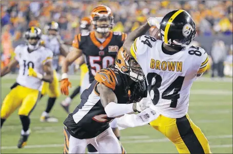  ?? VICTORES/THE ASSOCIATED PRESS] [FRANK ?? Steelers receiver Antonio Brown catches a TD pass against Bengals cornerback Dre Kirkpatric­k on Monday night. Brown took a hit in the helmet from George Iloka just after the catch, leading to a one-game suspension for the Bengals safety.