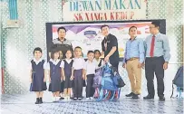  ??  ?? TANGGUNGJA­WAB SOSIAL: Nicholas (tiga kanan) menyerahka­n sumbangan kepada murid SK Nanga Kedup sambil disaksikan tetamu lain.