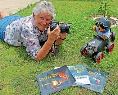  ?? JAMES BAKER/STUFF ?? Lyn Pater, 71, taking her latest photo of an Aotearoa touring teddy bear.