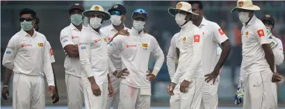  ?? AFP ?? Sri Lanka players wear masks in an attempt to protect themselves from air pollution during the second day of the third Test against India at the Feroz Shah Kotla Cricket Stadium in New Delhi on Sunday. —