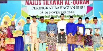  ??  ?? Awang Yusup (sixth right) joins the ‘qari’ (from right) Mohd Zain, Hasnizan and Abdul Khalik; the ‘qariah’ (from left) Masjuwita, Shanifah and Haslinda as well as other guests in a photo-call on stage at Surau Darul Firdaus.