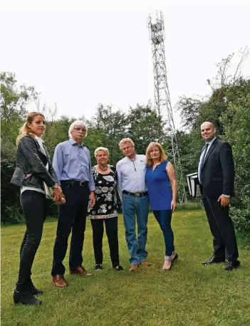  ?? RP-FOTO: KNAPPE ?? Anwältin Jana Merten (v.l.) mit Wolfgang Schäl und Gisela Knoblauch-Schäl sowie Wolfgang und Elvira Kaboth mit Anwalt Philipp Croon im Garten der Schäls. Hinter dem Gartenzaun erhebt sich der Funkmast.