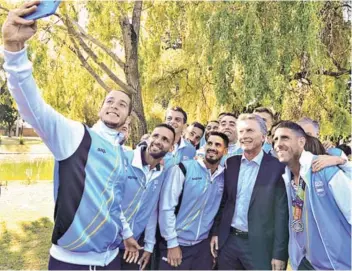 ??  ?? Macri se toma una selfie con una delegación deportiva argentina en la residencia de Olivos.