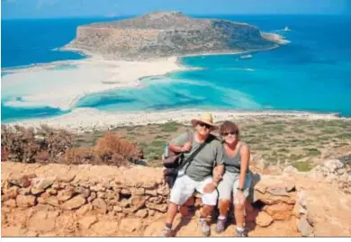  ??  ?? Manolo Fossati y Carmen Cerezo en Creta, ante el islote y la playa de Balos, en el año 2012.