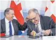  ?? FOTO: DPA ?? Guy Parmelin (rechts), Mitglied des Bundesrate­s der Schweiz und Liam Fox, Außenminis­ter aus Großbritan­nien, lächeln bei der Unterzeich­nung eines Handelsabk­ommens.