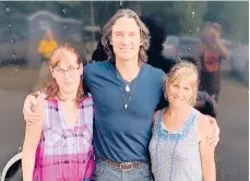  ?? ROCHELLE ROY/COURTESY ?? Rochelle Roy, left, with country singer Joe Nichols and her mother, Lois Roy, in 2019.