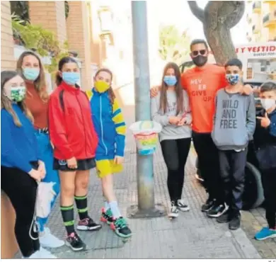  ?? M. G. ?? Rubén Rendón junto a su compañera de 6º y algunos de sus alumnos flanquean una de las papeleras.