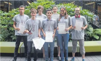  ?? FOTO: SFZ ?? Elias Huber (links) vom Schülerfor­schungszen­trum Bad Saulgau belegt mit seinem Team bei den Mathematik­Weltmeiste­rschaften in Paris den dritten Platz.