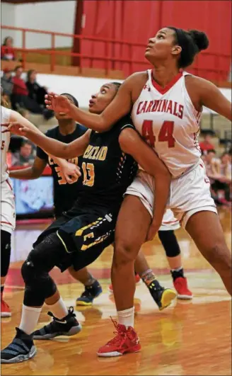  ?? PATRICK HOPKINS — THE NEWS-HERALD ?? Euclid’s Constance Chaplin and Mentor’s Teagan Ochaya watch a shot during the Cardinals’ victory on Jan. 10 at Mentor,