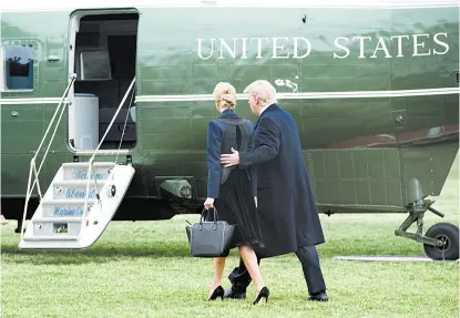  ??  ?? Donald Trump y su hija Ivanka viajaron a Delaware sin avisar para recibir el cuerpo de un militar muerto en Yemen.