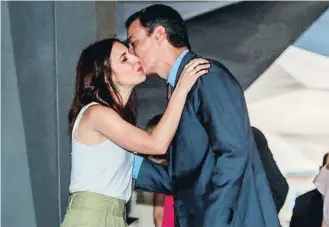  ?? Dani Ducm ?? Irene Montero y Pedro Sánchez se saludan en un acto oficial este verano