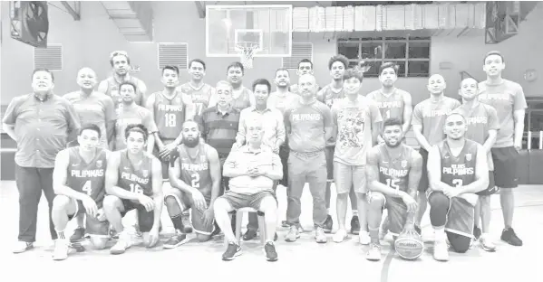  ??  ?? Rain or Shine owners Terry Que and Raymond Yu (standing 5th and 6th from left) and Asian Coatings Philippine­s chairman Yu An Kun pose with the Asian Games-bound Philippine basketball team. Also shown are coach Yeng Guiao and PH team manager Butch Antonio (far left).